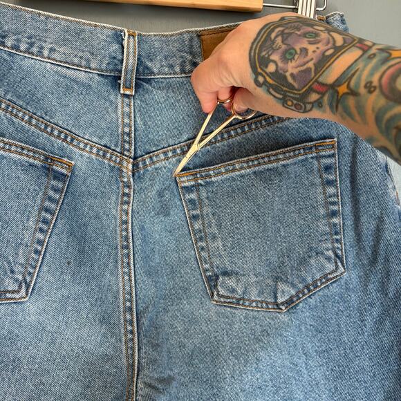 CK CALVIN KLEIN JEANS Women's 9 Button Fly Easy Fit Light Wash Denim Shorts - Picture 9 of 11